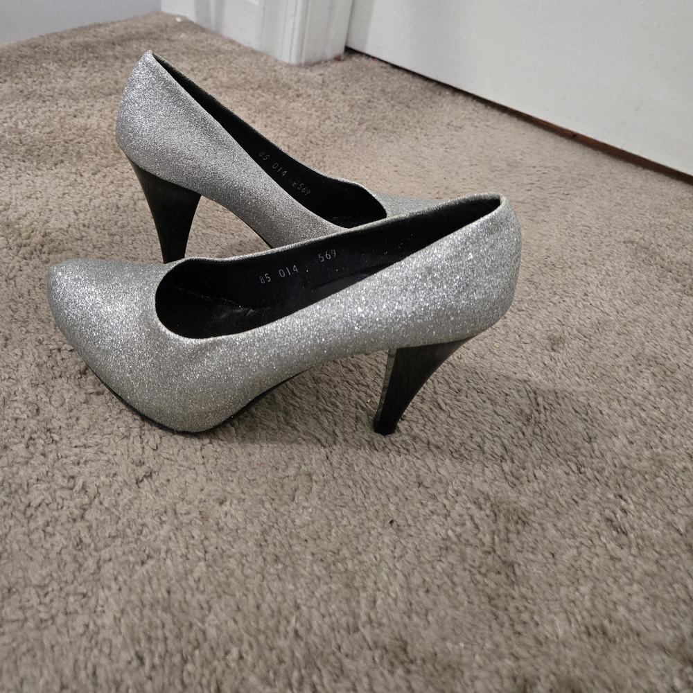 Women Heels - Picture 8 of 13